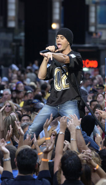 2002 NFL Kickoff Weekend Featuring Bon Jovi in Times Square - Concert